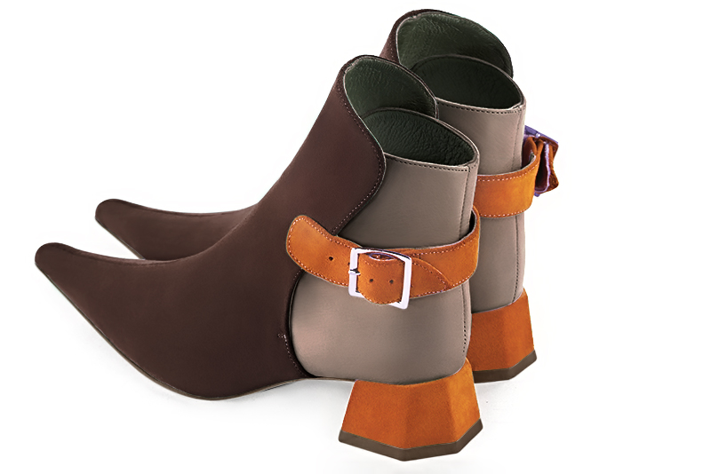 Boots femme : Boots avec des boucles à l'arrière couleur marron ébène, beige mastic et orange abricot. Bout pointu. Petit talon évasé. Vue arrière - Florence KOOIJMAN