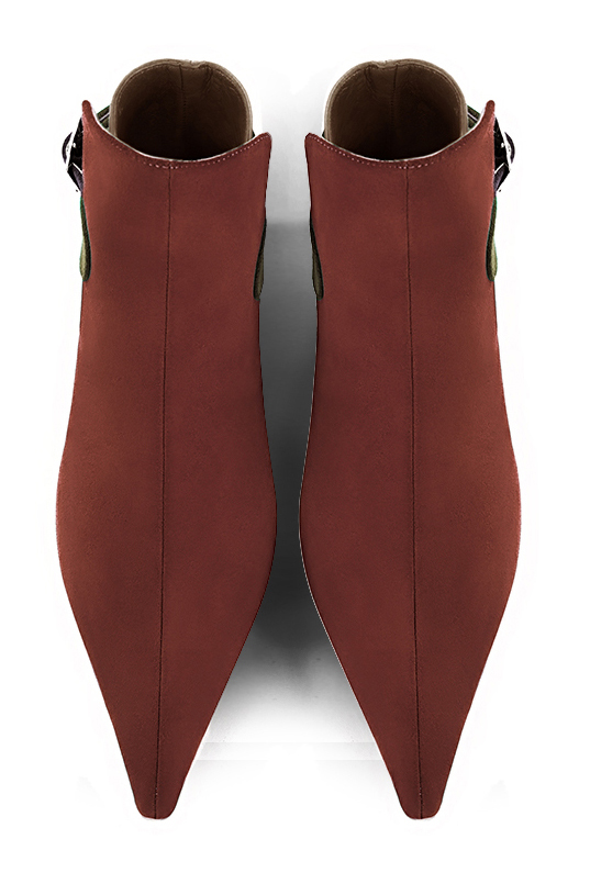 Bottines élégantes et raffinées avec des boucles à l'arrière, coloris orange corail, beige sahara et vert kaki. Bout pointu. Mi-haut. Talon évasé. Personnalisation : Choix des cuirs, des couleurs et des talons. Cou-de-pied sur mesure. - Florence KOOIJMAN