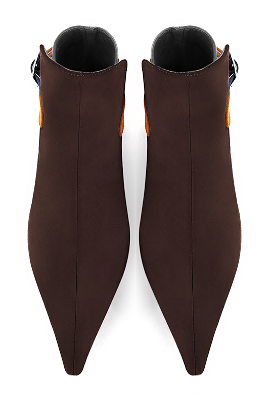 Boots femme : Boots avec des boucles à l'arrière couleur marron ébène, beige mastic et orange abricot. Bout pointu. Petit talon évasé. Vue du dessus - Florence KOOIJMAN