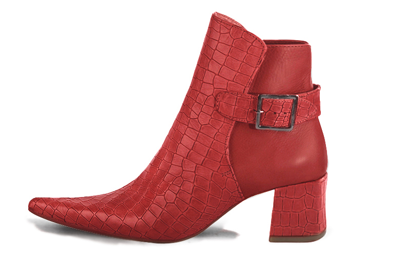 Boots femme : Boots avec des boucles à l'arrière couleur rouge coquelicot. Bout pointu. Talon mi-haut bottier. Vue de profil - Florence KOOIJMAN