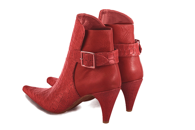 Boots femme : Boots avec des boucles à l'arrière couleur rouge coquelicot. Bout pointu. Talon haut fin. Vue arrière - Florence KOOIJMAN