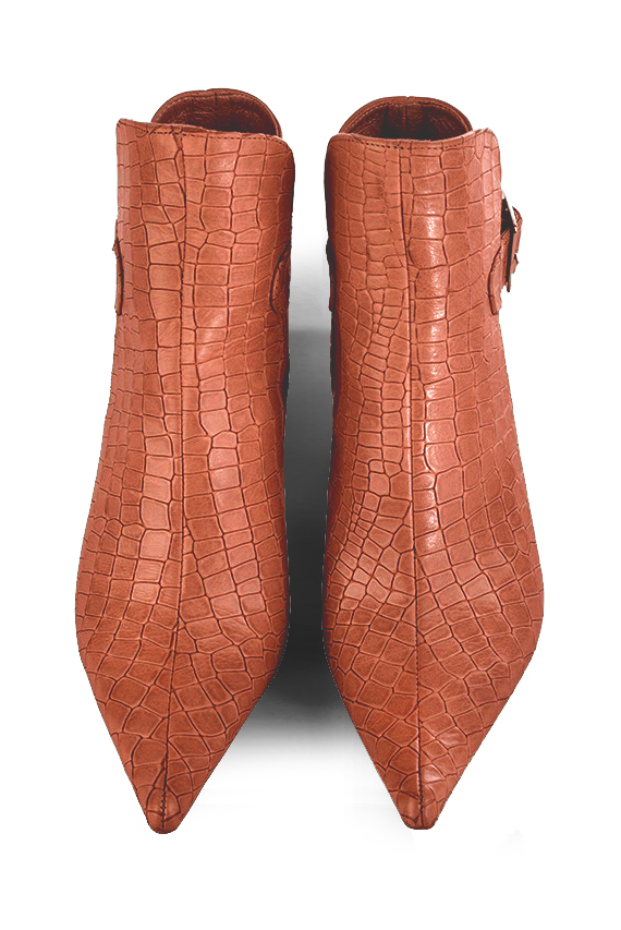 Bottines élégantes et raffinées avec des boucles à l'arrière, coloris orange corail. Bout pointu. Mi-haut à haut. Talon virgule. Personnalisation : Choix des cuirs, des couleurs et des talons. Cou-de-pied sur mesure. - Florence KOOIJMAN