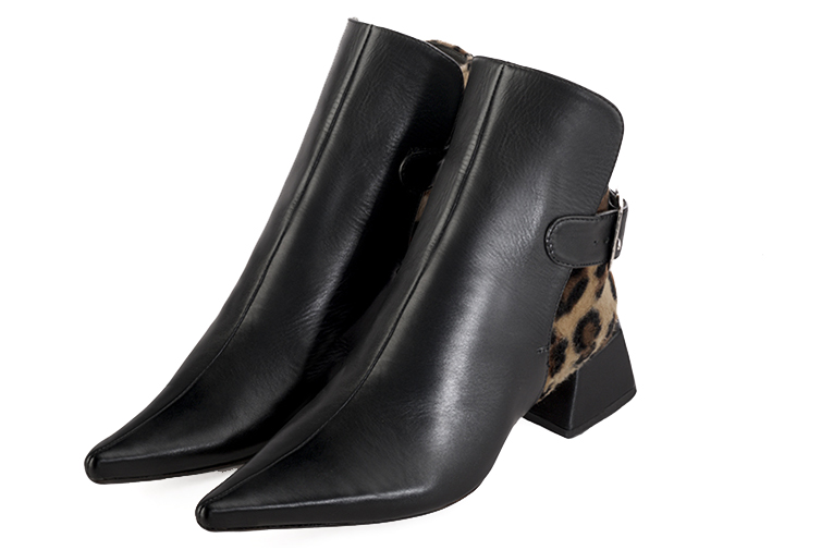 Boots élégantes et raffinées avec des boucles à l'arrière, coloris noir. Bout pointu. Petit talon bottier. Personnalisation : Choix des cuirs, des couleurs et des talons. Cou-de-pied sur mesure. - Florence KOOIJMAN