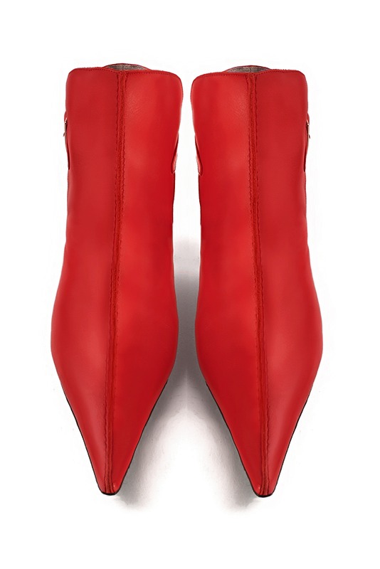 Boots femme : Boots avec des boucles à l'arrière couleur rouge coquelicot. Bout pointu. Talon haut bobine. Vue du dessus - Florence KOOIJMAN