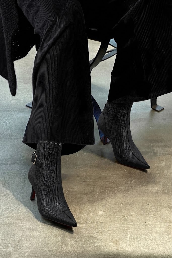 Bottines bride boucle sur l'arrière pour femme en cuir noir avec bout pointu et talon bobine de 7.5 cm - Vue porté