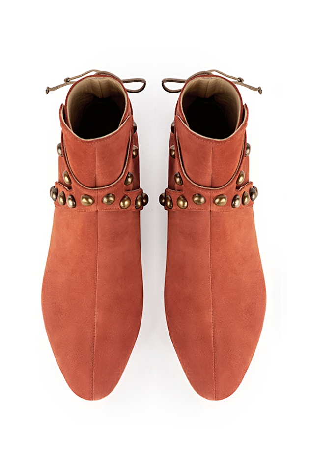 Boots femme : Bottines lacets à l'arrière couleur orange corail. Bout rond. Semelle cuir talon plat. Vue du dessus - Florence KOOIJMAN