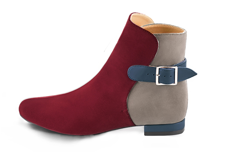 Bottines élégantes et raffinées avec des boucles à l'arrière, coloris rouge bordeaux, beige mastic et bleu denim. Bout rond. Plat. Talon bottier. Personnalisation : Choix des cuirs, des couleurs et des talons. Cou-de-pied sur mesure. - Florence KOOIJMAN