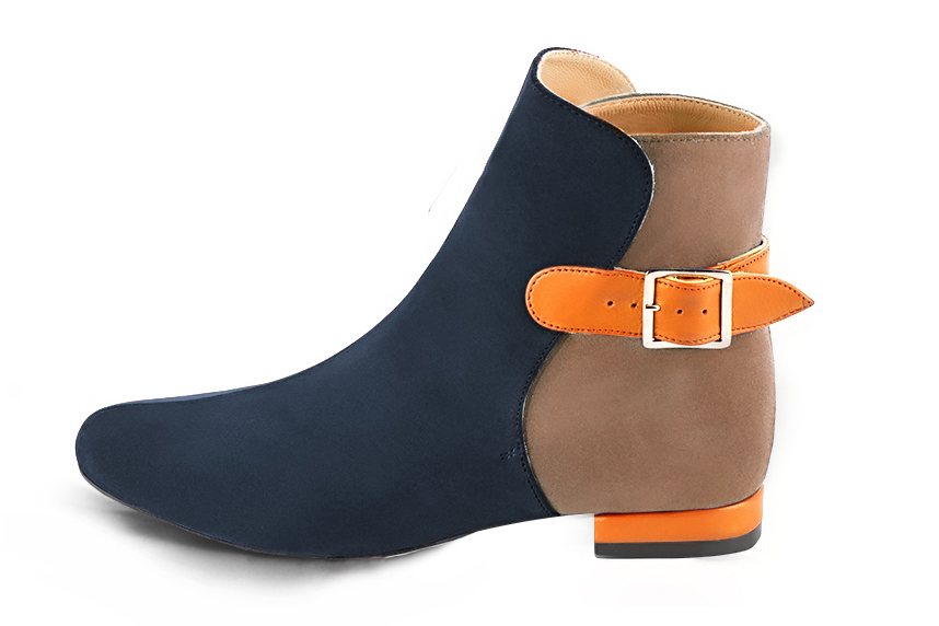 Boots femme : Boots avec des boucles à l'arrière couleur bleu marine, beige biscuit et orange abricot. Bout rond. Talon plat bottier. Vue de profil - Florence KOOIJMAN