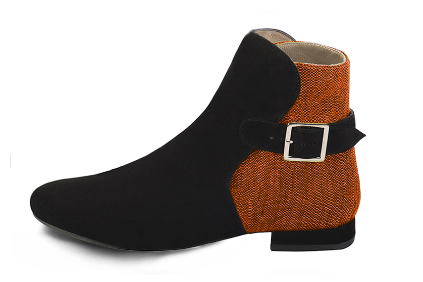 Boots femme : Boots avec des boucles à l'arrière couleur noir mat et orange clémentine. Bout rond. Talon plat bottier. Vue de profil - Florence KOOIJMAN