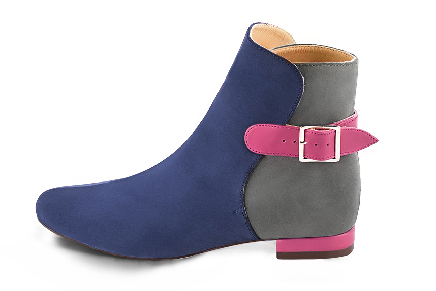 Boots femme : Boots avec des boucles à l'arrière couleur bleu indigo, gris tourterelle et rose fuchsia. Bout rond. Talon plat bottier. Vue de profil - Florence KOOIJMAN
