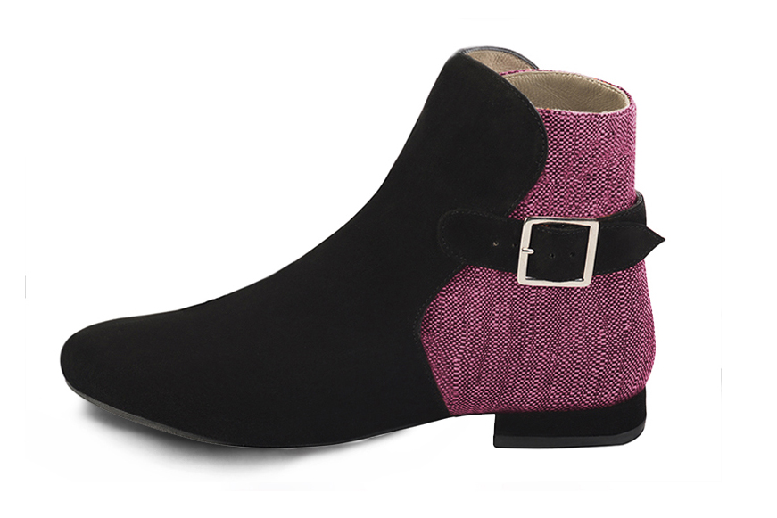 Boots femme : Boots avec des boucles à l'arrière couleur noir mat et rose fuchsia. Bout rond. Talon plat bottier. Vue de profil - Florence KOOIJMAN