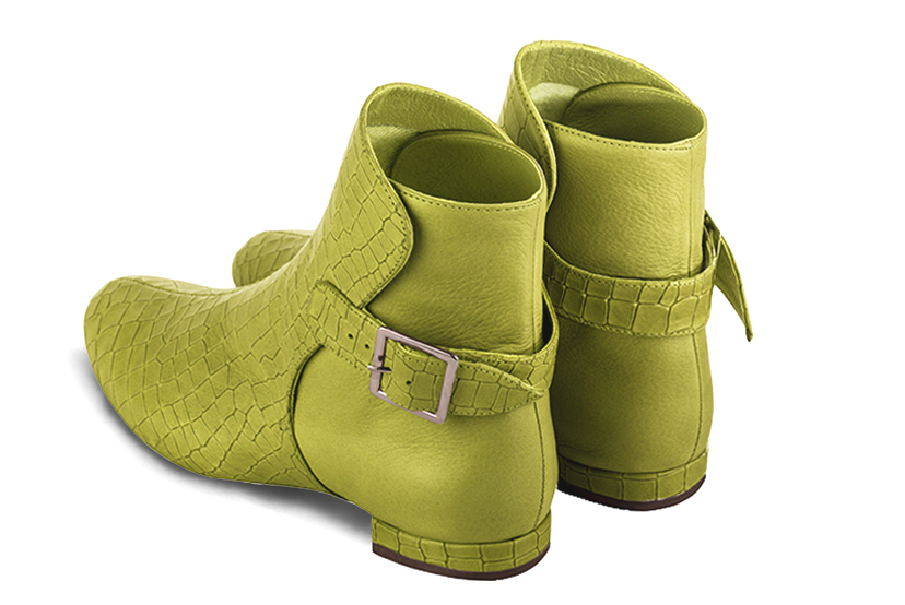 Boots femme : Boots avec des boucles à l'arrière couleur vert pistache. Bout rond. Talon plat bottier. Vue arrière - Florence KOOIJMAN