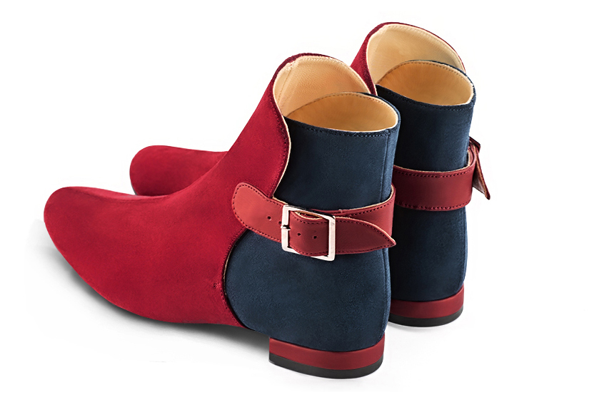 Boots femme : Boots avec des boucles à l'arrière couleur rouge carmin et bleu marine. Bout rond. Talon plat bottier. Vue arrière - Florence KOOIJMAN