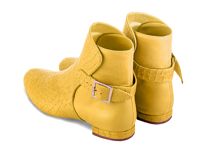 Boots femme : Boots avec des boucles à l'arrière couleur jaune soleil. Bout rond. Talon plat bottier. Vue arrière - Florence KOOIJMAN