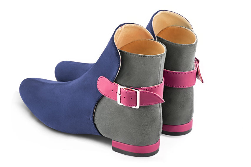 Boots femme : Boots avec des boucles à l'arrière couleur bleu indigo, gris tourterelle et rose fuchsia. Bout rond. Talon plat bottier. Vue arrière - Florence KOOIJMAN