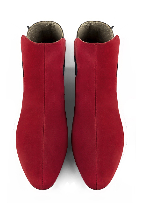 Boots femme : Boots avec des boucles à l'arrière couleur rouge carmin, marron taupe et bleu marine. Bout rond. Talon plat bottier. Vue du dessus - Florence KOOIJMAN