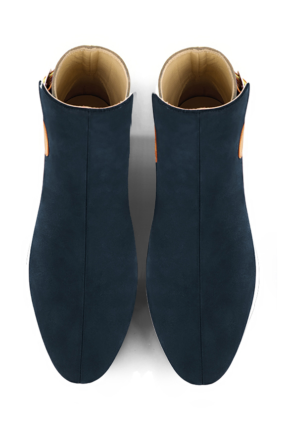 Bottines élégantes et raffinées avec des boucles à l'arrière, coloris bleu marine, or mordoré et marron ébène. Bout rond. Plat. Talon bottier. Personnalisation : Choix des cuirs, des couleurs et des talons. Cou-de-pied sur mesure. - Florence KOOIJMAN
