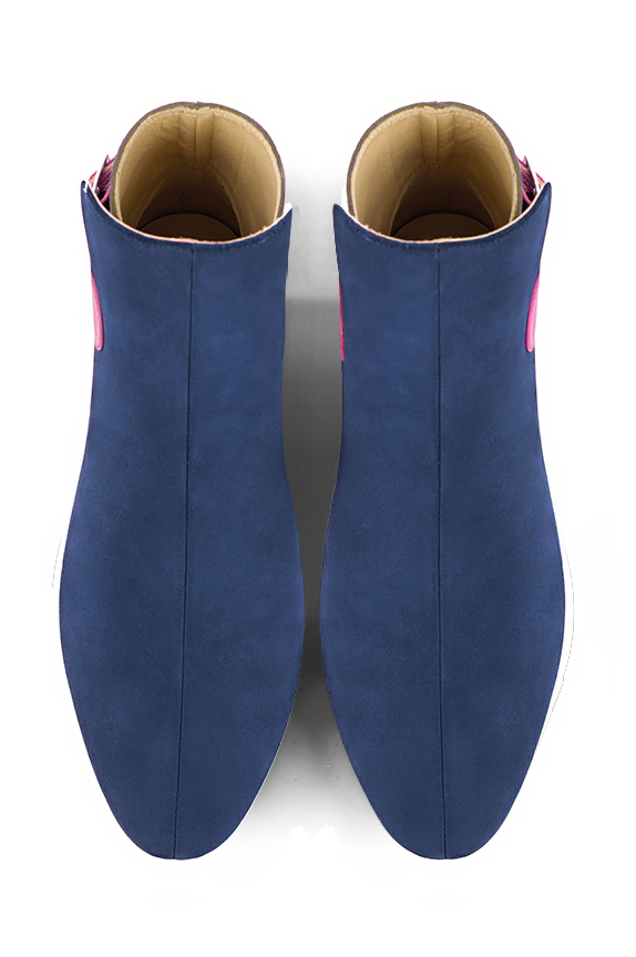 Boots femme : Boots avec des boucles à l'arrière couleur bleu indigo, gris tourterelle et rose fuchsia. Bout rond. Talon plat bottier. Vue du dessus - Florence KOOIJMAN