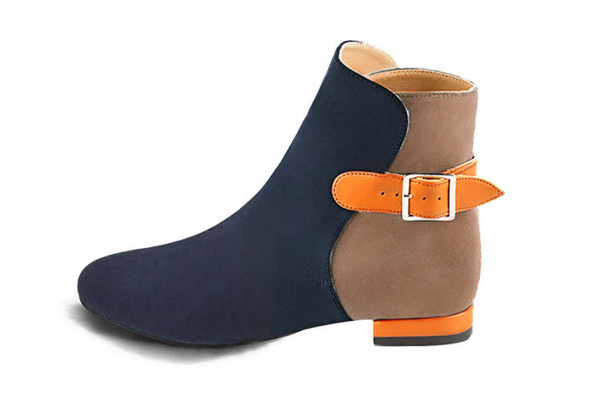 Bottines bride boucle sur l'arrière pour femme en cuir bleu marine, nude et abricot avec bout rond et talon bottier plat - Vue de profil