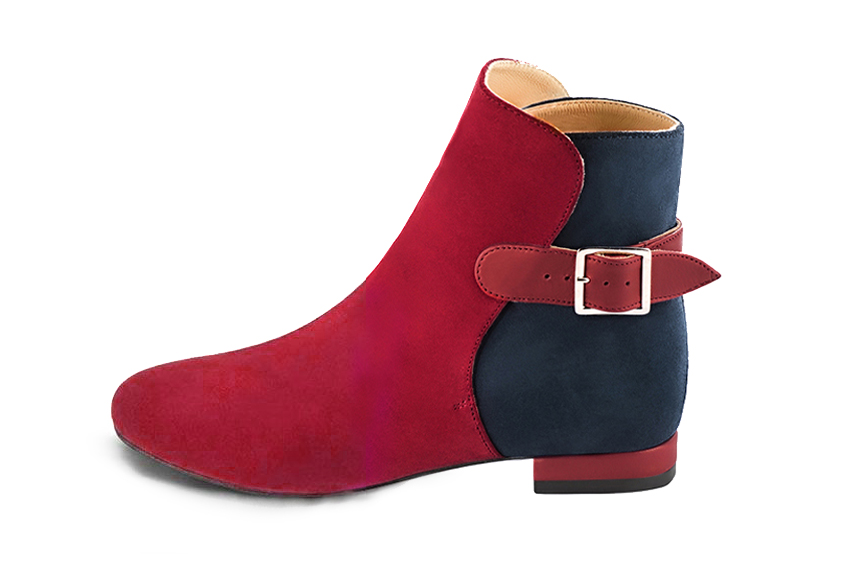 Bottines bride boucle sur l'arrière pour femme en cuir rouge cerise et bleu marine avec bout rond et talon bottier plat - Vue de profil