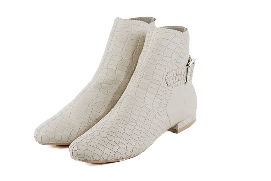 Bottines élégantes et raffinées avec des boucles à l'arrière, coloris blanc cassé. Bout rond. Plat. Talon bottier. Personnalisation : Choix des cuirs, des couleurs et des talons. Cou-de-pied sur mesure. - Florence KOOIJMAN