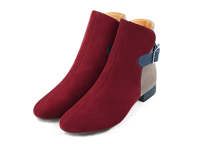 Bottines élégantes et raffinées avec des boucles à l'arrière, coloris rouge bordeaux, beige mastic et bleu denim. Bout rond. Plat. Talon bottier. Personnalisation : Choix des cuirs, des couleurs et des talons. Cou-de-pied sur mesure. - Florence KOOIJMAN