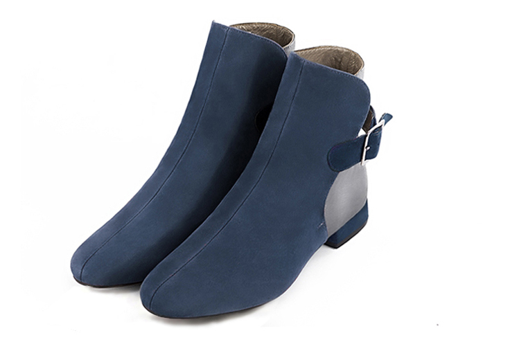 Boots femme : Boots avec des boucles à l'arrière couleur bleu denim et gris souris. Bout rond. Talon plat bottier Vue avant - Florence KOOIJMAN