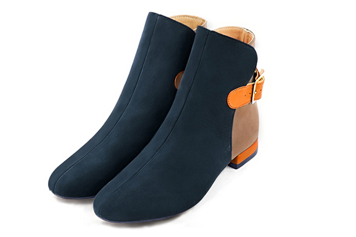 Boots femme : Boots avec des boucles à l'arrière couleur bleu marine, beige biscuit et orange abricot. Bout rond. Talon plat bottier Vue avant - Florence KOOIJMAN