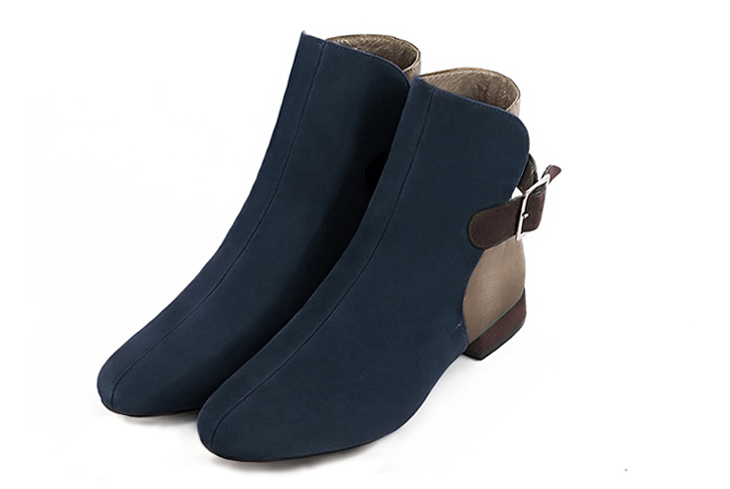 Bottines élégantes et raffinées avec des boucles à l'arrière, coloris bleu marine, or mordoré et marron ébène. Bout rond. Plat. Talon bottier. Personnalisation : Choix des cuirs, des couleurs et des talons. Cou-de-pied sur mesure. - Florence KOOIJMAN