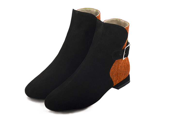 Boots femme : Boots avec des boucles à l'arrière couleur noir mat et orange clémentine. Bout rond. Talon plat bottier Vue avant - Florence KOOIJMAN