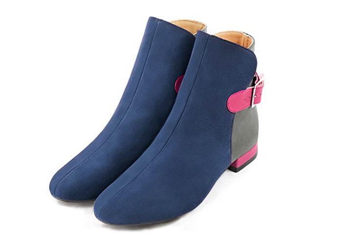 Boots femme : Boots avec des boucles à l'arrière couleur bleu indigo, gris tourterelle et rose fuchsia. Bout rond. Talon plat bottier Vue avant - Florence KOOIJMAN