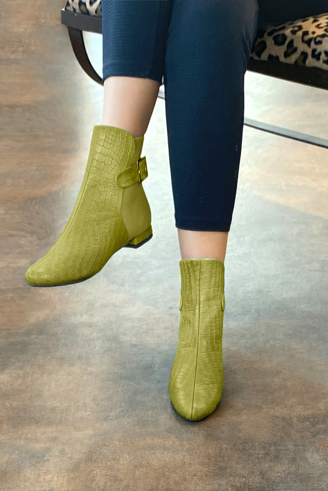 Boots femme : Boots avec des boucles à l'arrière couleur vert pistache. Bout rond. Talon plat bottier. Vue porté - Florence KOOIJMAN