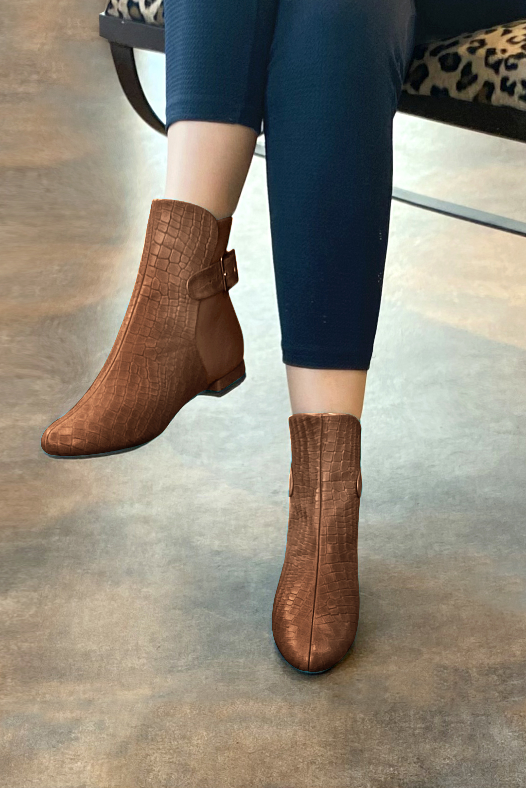 Boots femme : Boots avec des boucles à l'arrière couleur marron caramel. Bout rond. Talon plat bottier. Vue porté - Florence KOOIJMAN