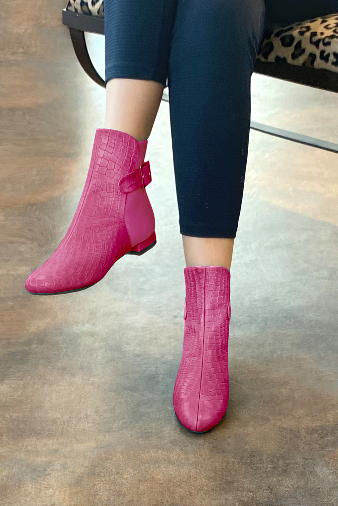 Boots femme : Boots avec des boucles à l'arrière couleur rose fuchsia. Bout rond. Talon plat bottier. Vue porté - Florence KOOIJMAN