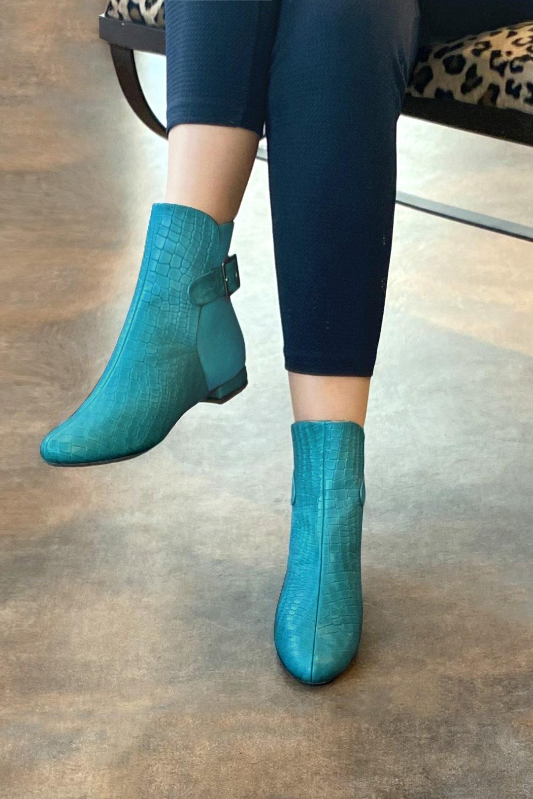 Boots femme : Boots avec des boucles à l'arrière couleur bleu turquoise. Bout rond. Talon plat bottier. Vue porté - Florence KOOIJMAN