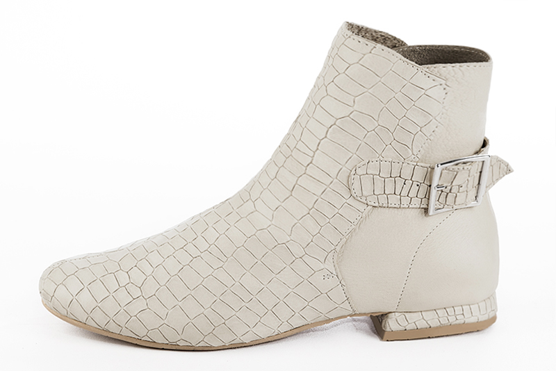 Bottines élégantes et raffinées avec des boucles à l'arrière, coloris blanc cassé. Bout rond. Plat. Talon bottier. Personnalisation : Choix des cuirs, des couleurs et des talons. Cou-de-pied sur mesure. - Florence KOOIJMAN