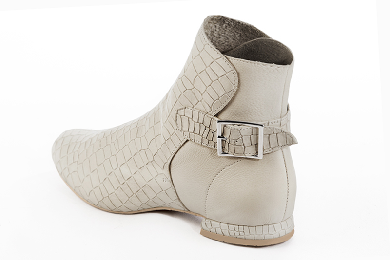 Bottines élégantes et raffinées avec des boucles à l'arrière, coloris blanc cassé. Bout rond. Plat. Talon bottier. Personnalisation : Choix des cuirs, des couleurs et des talons. Cou-de-pied sur mesure. - Florence KOOIJMAN