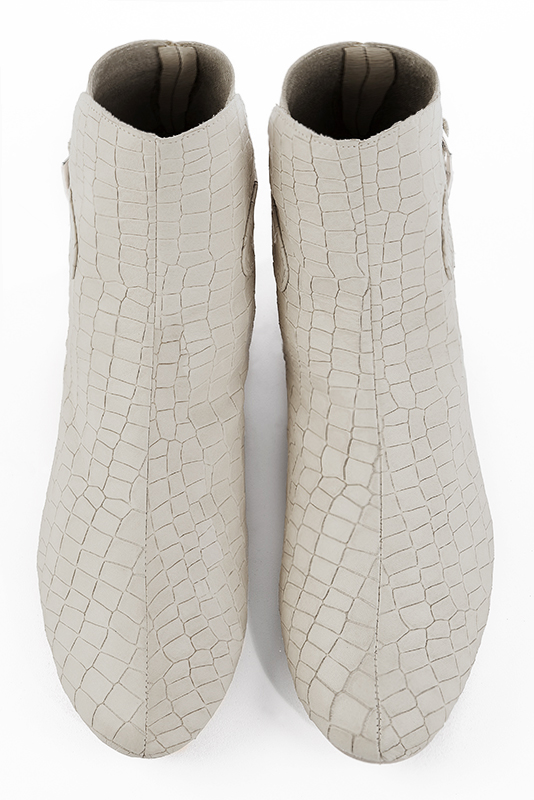 Bottines élégantes et raffinées avec des boucles à l'arrière, coloris blanc cassé. Bout rond. Plat. Talon bottier. Personnalisation : Choix des cuirs, des couleurs et des talons. Cou-de-pied sur mesure. - Florence KOOIJMAN