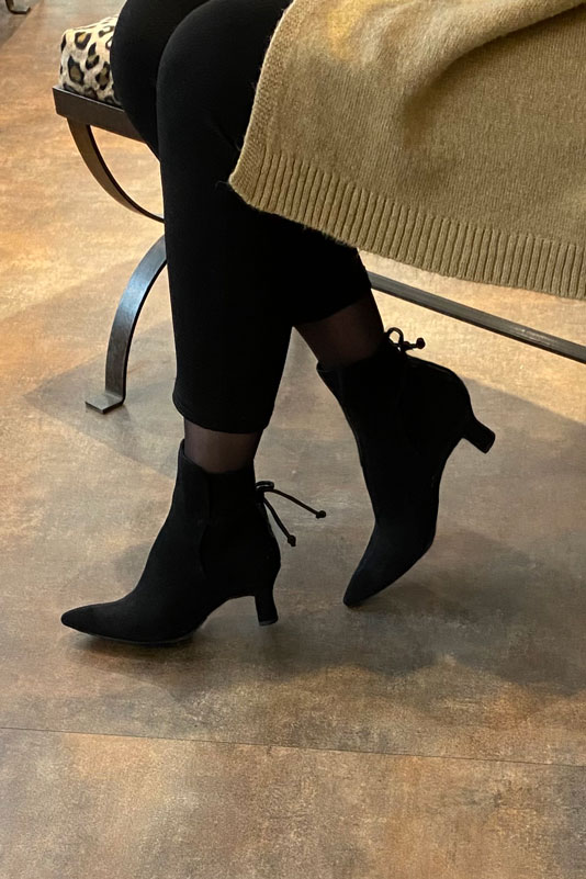 Boots femme : Bottines lacets à l'arrière couleur noir mat. Bout effilé. Talon mi-haut bobine. Vue porté - Florence KOOIJMAN
