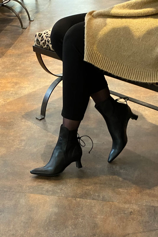 Boots femme : Bottines lacets à l'arrière couleur noir satiné. Bout effilé. Talon mi-haut bobine. Vue porté - Florence KOOIJMAN