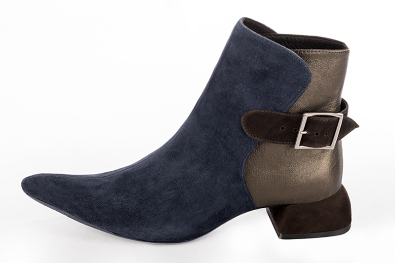 Bottines élégantes et raffinées avec des boucles à l'arrière, coloris bleu marine, or mordoré et marron ébène. Bout effilé. Mi-haut. Talon évasé. Personnalisation : Choix des cuirs, des couleurs et des talons. Cou-de-pied sur mesure. - Florence KOOIJMAN