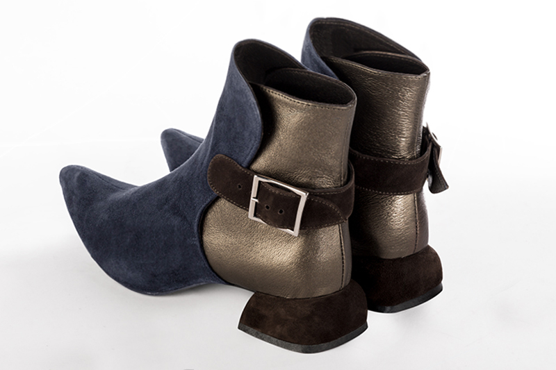 Bottines élégantes et raffinées avec des boucles à l'arrière, coloris bleu marine, or mordoré et marron ébène. Bout effilé. Mi-haut. Talon évasé. Personnalisation : Choix des cuirs, des couleurs et des talons. Cou-de-pied sur mesure. - Florence KOOIJMAN