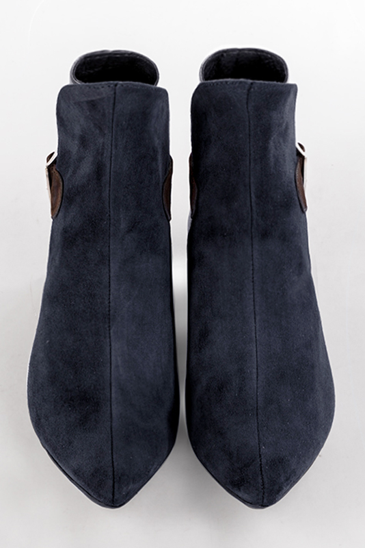 Bottines élégantes et raffinées avec des boucles à l'arrière, coloris bleu marine, or mordoré et marron ébène. Bout effilé. Mi-haut. Talon évasé. Personnalisation : Choix des cuirs, des couleurs et des talons. Cou-de-pied sur mesure. - Florence KOOIJMAN