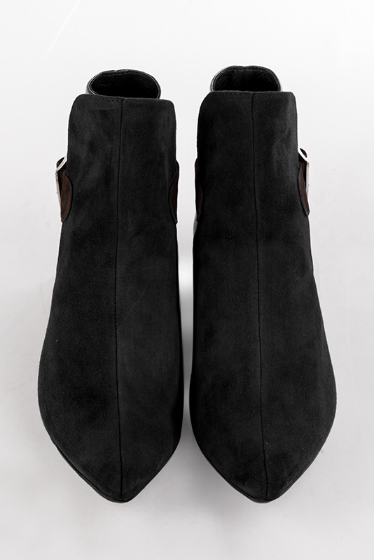 Boots femme : Boots avec des boucles à l'arrière couleur noir mat, or mordoré et marron ébène. Bout effilé. Petit talon évasé. Vue du dessus - Florence KOOIJMAN