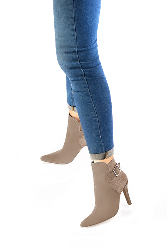 Bottines élégantes et raffinées avec des boucles à l'arrière, coloris beige sahara. Bout effilé. Très haut. Talon fin. Personnalisation : Choix des cuirs, des couleurs et des talons. Cou-de-pied sur mesure. - Florence KOOIJMAN