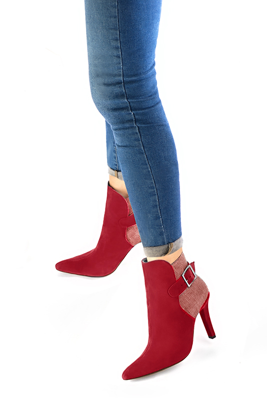 Boots femme : Boots avec des boucles à l'arrière couleur rouge carmin. Bout effilé. Talon très haut fin. Vue porté - Florence KOOIJMAN