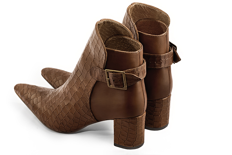 Boots élégantes et raffinées avec des boucles à l'arrière, coloris marron caramel. Bout effilé. Talon mi-haut bottier. Personnalisation : Choix des cuirs, des couleurs et des talons. Cou-de-pied sur mesure. - Florence KOOIJMAN