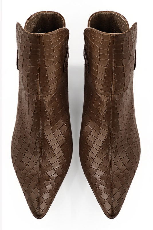 Boots élégantes et raffinées avec des boucles à l'arrière, coloris marron caramel. Bout effilé. Talon mi-haut bottier. Personnalisation : Choix des cuirs, des couleurs et des talons. Cou-de-pied sur mesure. - Florence KOOIJMAN