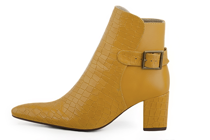 Boots élégantes et raffinées avec des boucles à l'arrière, coloris jaune ocre. Bout effilé. Talon mi-haut bottier. Personnalisation : Choix des cuirs, des couleurs et des talons. Cou-de-pied sur mesure. - Florence KOOIJMAN