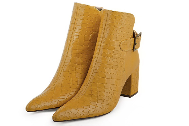 Boots élégantes et raffinées avec des boucles à l'arrière, coloris jaune ocre. Bout effilé. Talon mi-haut bottier. Personnalisation : Choix des cuirs, des couleurs et des talons. Cou-de-pied sur mesure. - Florence KOOIJMAN